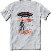 A bad Day Fishing - Vissen T-Shirt | Oranje | Grappig Verjaardag Vis Hobby Cadeau Shirt | Dames - Heren - Unisex | Tshirt Hengelsport Kleding Kado - Licht Grijs - Gemaleerd - XXL