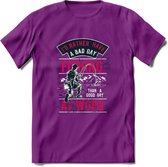 A bad Day Fishing - Vissen T-Shirt | Roze | Grappig Verjaardag Vis Hobby Cadeau Shirt | Dames - Heren - Unisex | Tshirt Hengelsport Kleding Kado - Paars - M