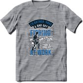 A bad Day Fishing - Vissen T-Shirt | Blauw | Grappig Verjaardag Vis Hobby Cadeau Shirt | Dames - Heren - Unisex | Tshirt Hengelsport Kleding Kado - Donker Grijs - Gemaleerd - XL