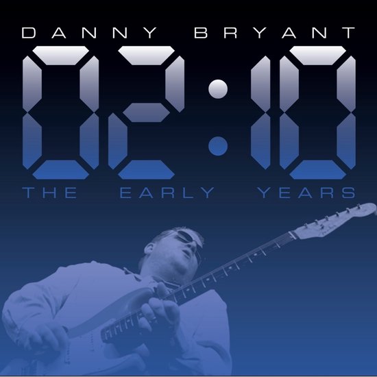 Danny Bryant speelt gitaar. Boven de afbeelding staat 'Danny Bryant 02:10 The Early Years'.