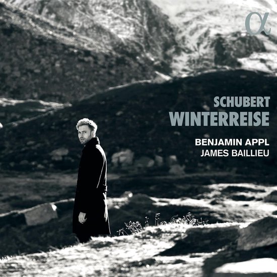 Een man in een lange donkere jas staat in een berglandschap. "Schubert Winterreise" staat op de cover.