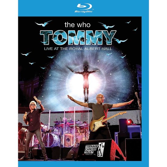 The Who - Tommy Live At The Royal Albert Hall Blu-ray hoes. Twee mannen op een podium met een drummer op de achtergrond.