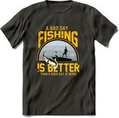 A Bad Day Fishing - Vissen T-Shirt | Geel | Grappig Verjaardag Vis Hobby Cadeau Shirt | Dames - Heren - Unisex | Tshirt Hengelsport Kleding Kado - Donker Grijs - XL