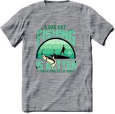 A Bad Day Fishing - Vissen T-Shirt | Aqua | Grappig Verjaardag Vis Hobby Cadeau Shirt | Dames - Heren - Unisex | Tshirt Hengelsport Kleding Kado - Donker Grijs - Gemaleerd - 3XL