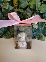 Glitterbal met engeltje versierd met rozenkrans om het hoofd en op sokkel met roosjes in geschenkverpakking