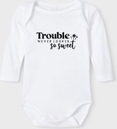 Baby Rompertje met tekst 'Trouble never looked so sweet' |Lange mouw l | wit zwart | maat 50/56 | cadeau | Kraamcadeau | Kraamkado