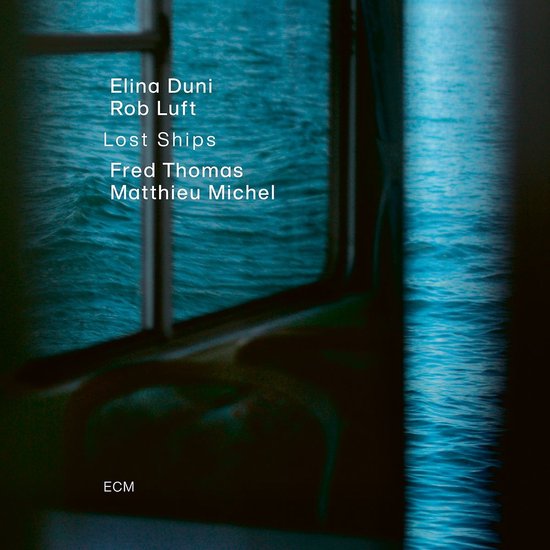 Albumhoes met titel 'Lost Ships' van Elina Duni, Rob Luft, Fred Thomas en Matthieu Michel. Blauwe golven en een raamkozijn.