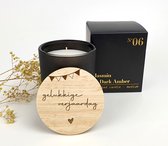 Geurkaars in luxe zwarte matte glazen pot + geschenkdoos - Verjaardagscadeau - Jasmijn & Dark Amber - "Gelukkige verjaardag"
