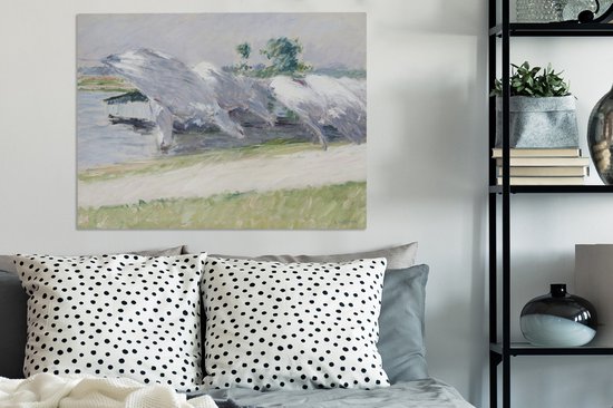 Peinture de linge séchant dans des couleurs claires et douces près de l'eau. L'œuvre est accrochée au-dessus d'un lit avec des oreillers blancs à pois.