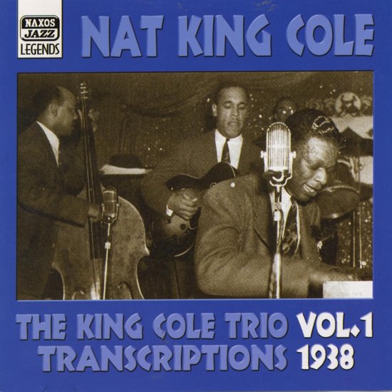 Albumhoes van Nat King Cole, The King Cole Trio Vol. 1 Transcriptions 1938. Zwart-wit foto van het trio dat optreedt.