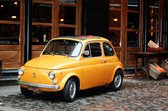Dibond - Auto - Fiat 500 in geel / beige / bruin / zwart - 120 x 180 cm.