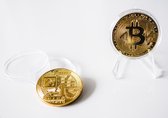 Bitcoin | BTC | Set van 4 BTC crypto munten | met munt standaard | met hoes (BTC/ETH/ADA/XRP)