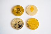 Crypto muntstukken | 4 crypto's | met munt standaard | met hoes (BTC/ETH/ADA/XRP)