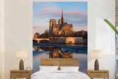 Behang - Fotobehang De Notre Dame kathedraal weerspiegelt in het water in Parijs - Breedte 145 cm x hoogte 220 cm