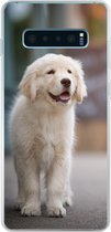 Geschikt voor Samsung Galaxy S10 Plus hoesje - Een Golden Retriever puppy lopend op de stoep - Siliconen Telefoonhoesje