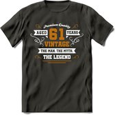 61 Jaar Legend T-Shirt | Goud - Wit | Grappig Verjaardag en Feest Cadeau Shirt | Dames - Heren - Unisex | Tshirt Kleding Kado | - Donker Grijs - L