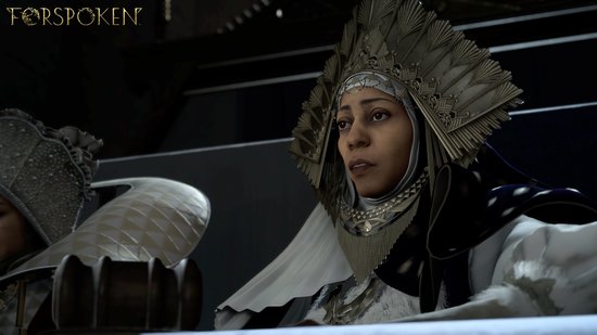 Vrouw met een gedetailleerd gouden hoofddeksel en witte kleding, met een donker achtergrond.