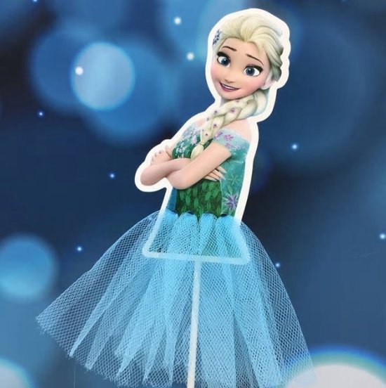 Elsa taarttopper met blonde vlecht, in blauwe jurk met groene en paarse accenten, lichtblauwe tule rok.