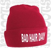BAD HAIR DAY muts - Rood (witte tekst) - Beanie - One Size  - Unisex - Grappige teksten - Quotes - Kwoots - Wintersport - Aprés ski muts - Overkomt iedereen - Voor zowel mannen als