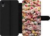Bookcase Geschikt voor iPhone XR telefoonhoesje - Rozen - Kleuren - Muur - Met vakjes - Wallet case met magneetsluiting