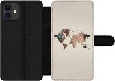 Bookcase Geschikt voor iPhone 11 telefoonhoesje - Wereldkaart - Hout - Bruin - Met vakjes - Wallet case met magneetsluiting