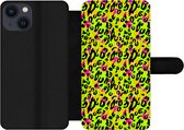 Bookcase Geschikt voor iPhone 13 telefoonhoesje - Dierenprint - Panter - Neon - Geel - Met vakjes - Wallet case met magneetsluiting