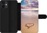 Bookcase Geschikt voor iPhone 12 telefoonhoesje - Hart op het strand in Nederland - Met vakjes - Wallet case met magneetsluiting