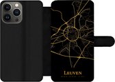 Bookcase Geschikt voor iPhone 13 Pro Max telefoonhoesje - Leuven - Kaart - Goud - Met vakjes - Wallet case met magneetsluiting
