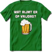Wat Rijmt Er Op Vrijdag? T-Shirt | Bier Kleding | Feest | Drank | Grappig Verjaardag Cadeau | - Donker Groen - 3XL