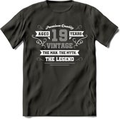 19 Jaar Legend T-Shirt | Zilver - Wit | Grappig Verjaardag en Feest Cadeau | Dames - Heren - Unisex | Kleding Kado | - Donker Grijs - XL