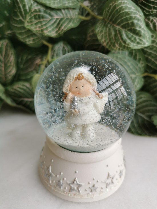 Sneeuwbol  wintermeisje gekleed in wit met puntmuts en zilveren hart, sterretje  of stokje in de handjes op witte sokkel met zilveren sterren - Merkloos