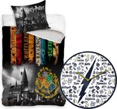 Harry Potter Dekbedovertrek- Katoen- 1persoons- 140x200- Dekbed Banners Hogwarts school, incl. Gryffindor wandklok 25cm