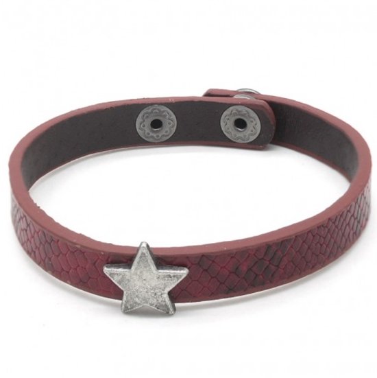 Rood slangenpatroon leren armband met zilverkleurige ster en drukknoopsluiting.