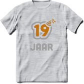 19 Jaar Feest T-Shirt | Goud - Zilver | Grappig Verjaardag Cadeau Shirt | Dames - Heren - Unisex | Tshirt Kleding Kado | - Licht Grijs - Gemaleerd - S