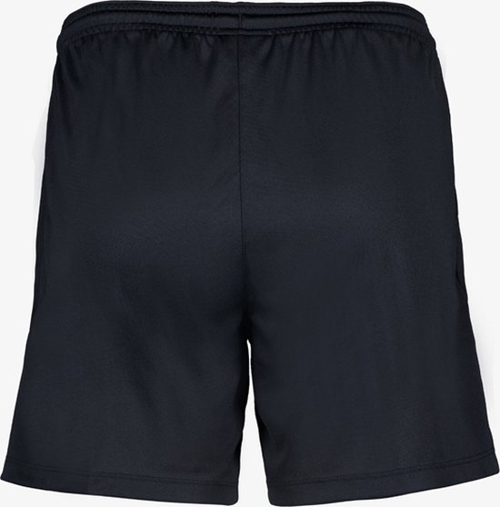 Achterkant van een zwarte Nike voetbalbroek.