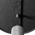 Detail van de basis van een zwarte metalen staande vuurkorf met schroefdraad.