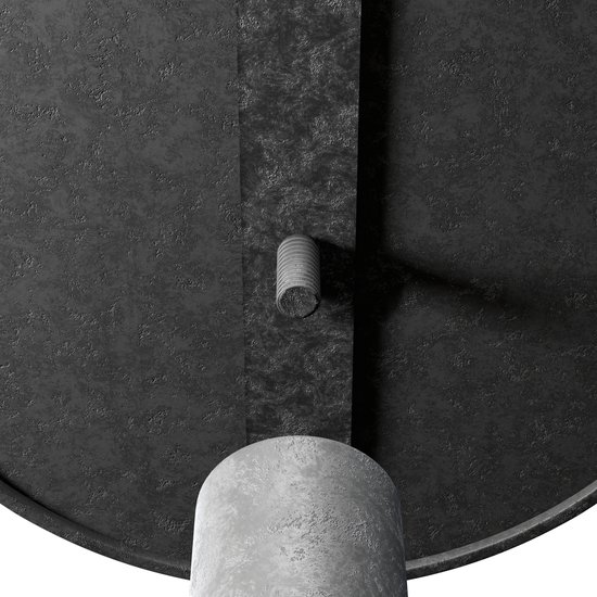 Detail van de basis van een zwarte metalen staande vuurkorf met schroefdraad.