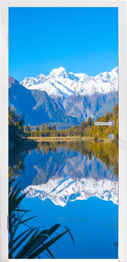 Foto: Deursticker reflectie van bergen in lake matheson nieuw zeeland 90x215 cm deurposter