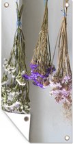 Schuttingposter Verschillende Limonium bloemen hangen te drogen - 100x200 cm - Tuindoek