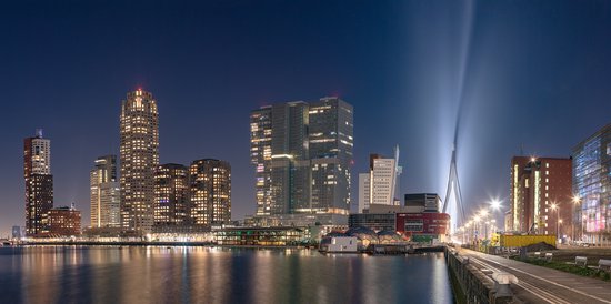“Het lichtbaken naar de Stad” Skyline van Rotterdam | Hoge resolutie  fotoprint op geborsteld staal  |  Fine Art Photography Prints by Tuistos Sparks | Dibond fijn geborsteld aluminium 90x45cm (wanddecoratie) | Limited edition