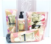 BISOU Bodycare GiftBox - Lichaamsverzorging Geschenkset - Shimmer Coffee Scrub 200gr - Gold Body scrub Lime 200ml - Body Cream Shimmer 200ml - Body Shimmer Lotion Cocos 200ml.