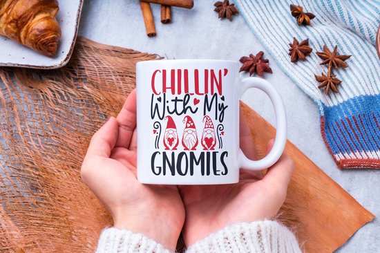 Tasse Saint-Valentin avec texte : chillin with my gnomies | cadeau de Saint-Valentin | Décoration de Saint-Valentin | Cadeaux drôles | Tasse de café | Gobelet à café | Tasse à thé | Tasse de thé
