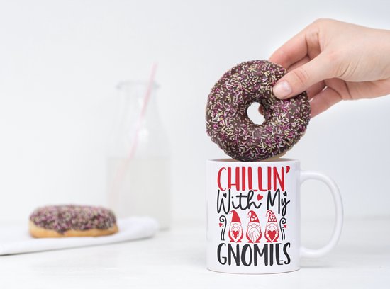 Tasse Saint-Valentin avec texte : chillin with my gnomies | cadeau de Saint-Valentin | Décoration de Saint-Valentin | Cadeaux drôles | Tasse de café | Gobelet à café | Tasse à thé | Tasse de thé