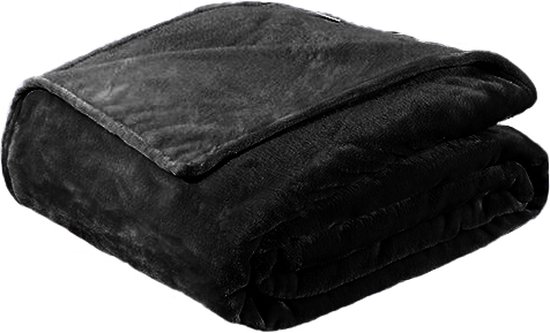 Opgevouwen zwarte fleece deken met zachte textuur
