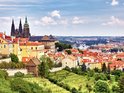 Uitzicht op de stad Praag met de Sint-Vituskathedraal en de iconische rode daken.