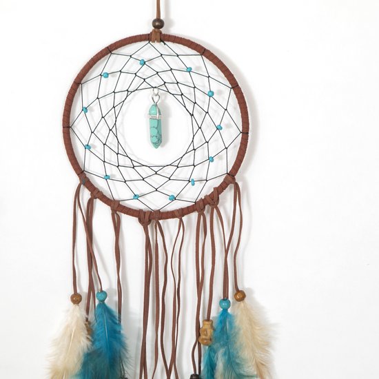 Bruine dromenvanger met blauwe kralen, leren koordjes, beige en turquoise veren.