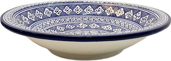 Een schaal met een wit interieur en een blauw patroon aan de rand.