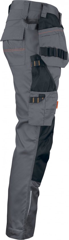 Donkergrijze werkbroek met zwarte accenten op de zakken en dij. Oranje stiksels.