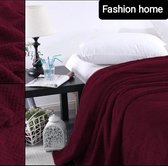 Mega mooi en mega groot Plaid Luxe Bordeaux rood 200x220 cm. 100% microvezel, heerlijk warm voor in de winter. Afgewerkt met een mooi structuur. Dekbedstunter.nl