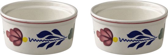 Twee crème ramkinkjes met rode en blauwe bloemen en bladeren decoratie.